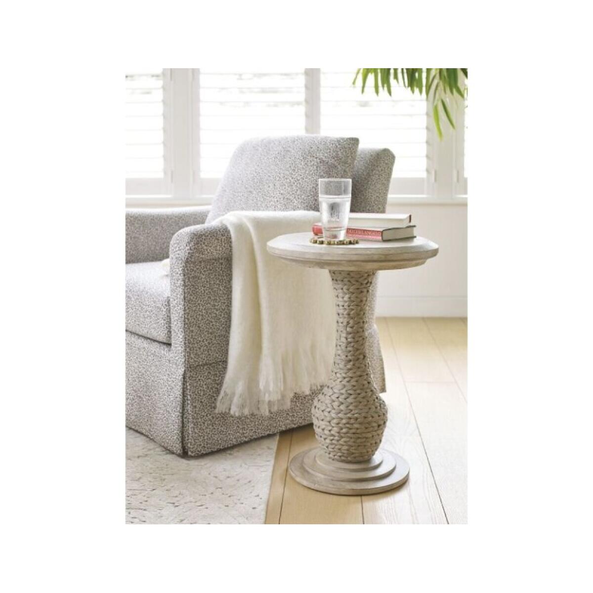 44fd22957bd587484e0a757b6c87b905 Vista Biscayne Round End Table - Image 1