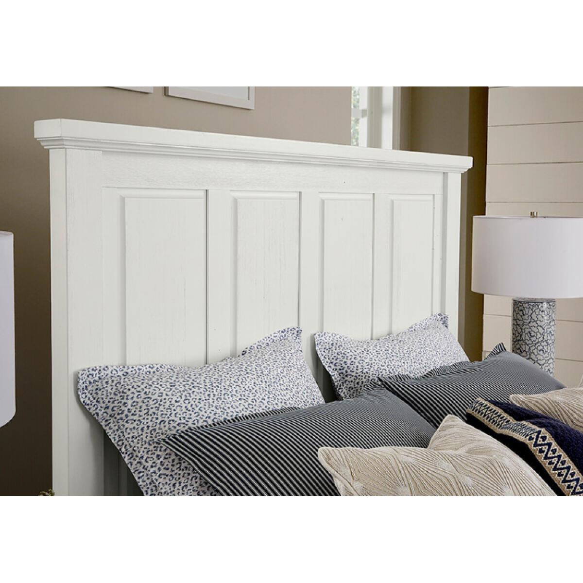 509ddbf5785c85196880bef99945f2e9 Maple Road Two-tone Mansion Bed With Low Profile Footboard - 116-559-955-722 - Image 1