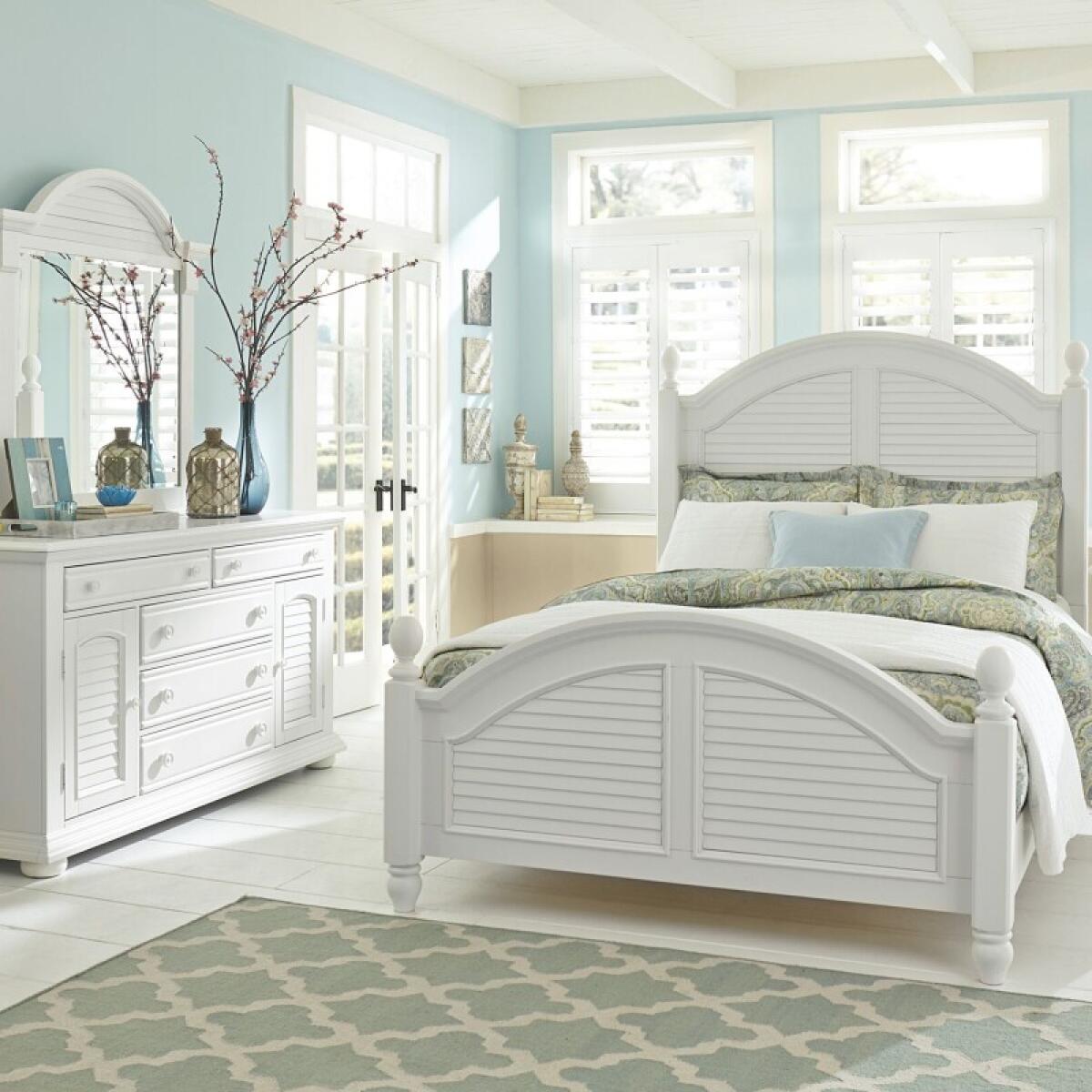 9576b65db8b30e46c43515c65cab1211 King Poster Bed, Dresser & Mirror - Image 1
