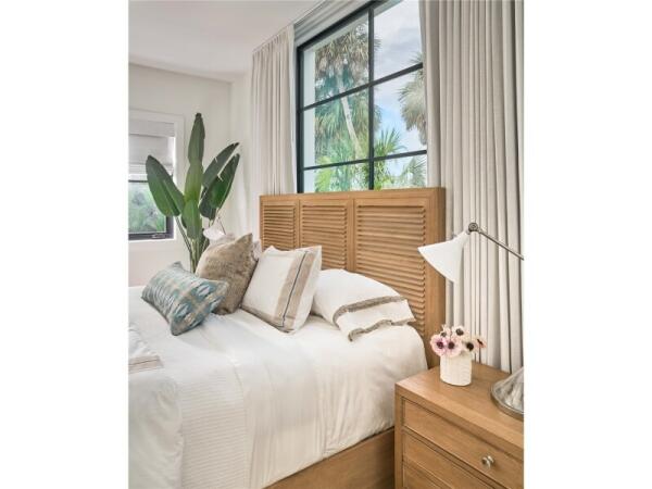 Weekender Coastal Living Home Collection Weekender Bed Queen - Image 2
