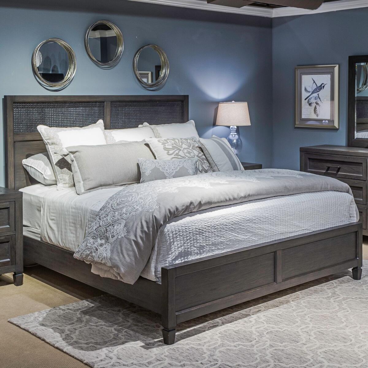 59460927b197bb8ce55a7a7e022a980b King Panel Bed - Image 1