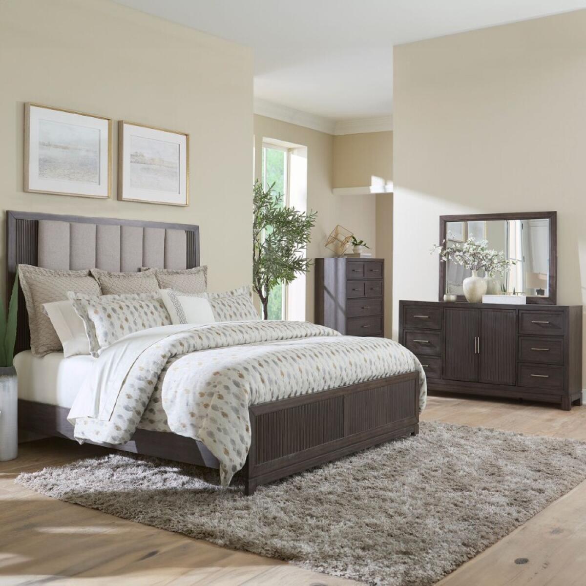 e8f2917cea7bd6a1f50b9bd63959bef3 Opt Queen Uph Bed, Dresser & Mirror, Chest - Image 1